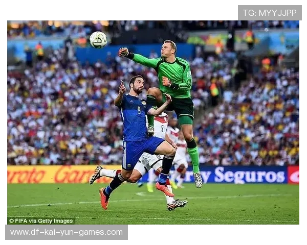 诺伊尔冲出禁区大脚解围,截断对手单刀球路线